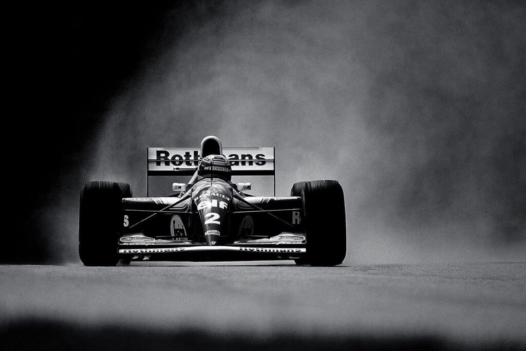 Photo noir et blanc d'une voiture F1 des années 80